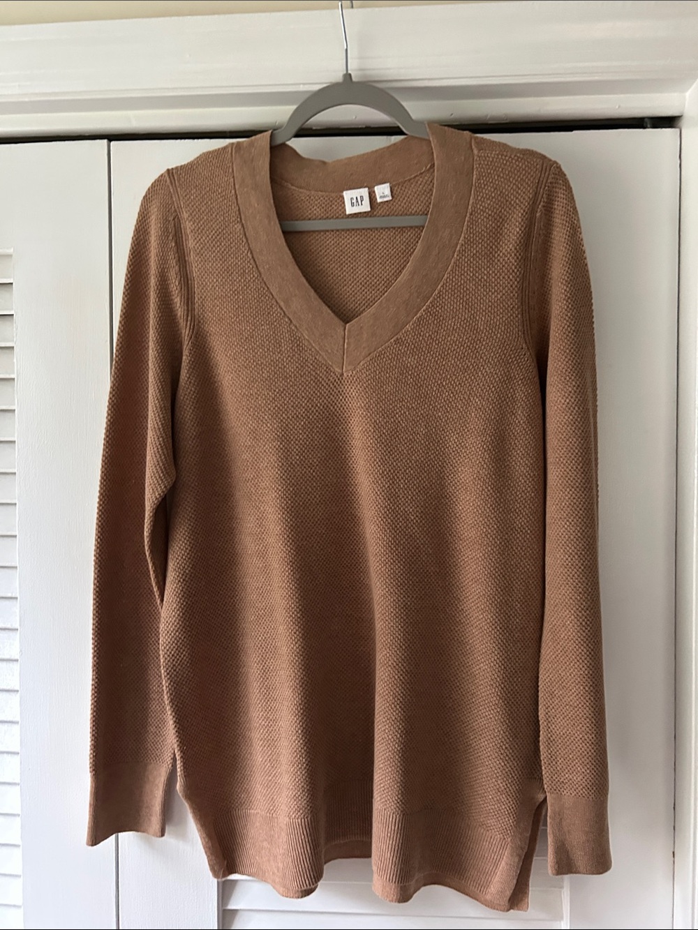 GAP Women's V-Neck Sweater in Camel Brown